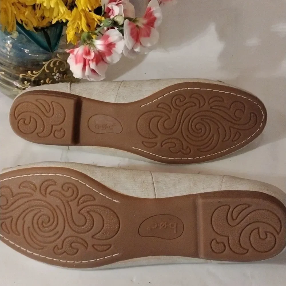 NWOT b.o.c. Fabric Flats With Flower